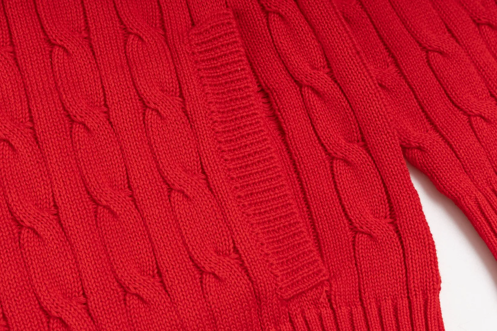 P260 #R98 RALPH LAUREN Ralph Lauren nine-color classic small label embroidery logo full zipper knitted cable cardigan sweater, high-density LOGO embroidery on the chest, original customization of tag accessories. Made of pure cotton yarn, pure cotton is skin-friendly and comfortable, small label war horse embroidered twist zipper cardigan sweater 🐎 high quality, follow the blogger to learn how to wear it! Let’s buy a Ralph Lauren cable sweater. It’s a super hard-to-find series after it became popular. It’s hard to find one on the official website. It’s simple and practical to wear, with a lazy and loose feel. The thickened fabric has more texture, feels soft and delicate, and has a loose fit. Whether worn alone or layered, you can wear different styles of fashion with just one piece!   Size：XS S M L